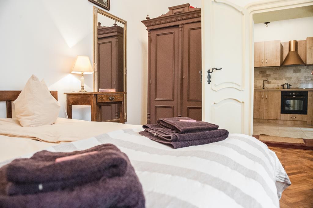 Brukenthal Central Apartments Sibiu Quarto foto