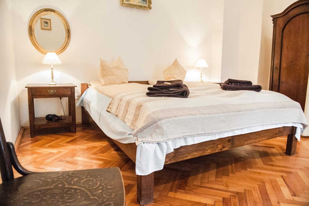 Brukenthal Central Apartments Sibiu Quarto foto
