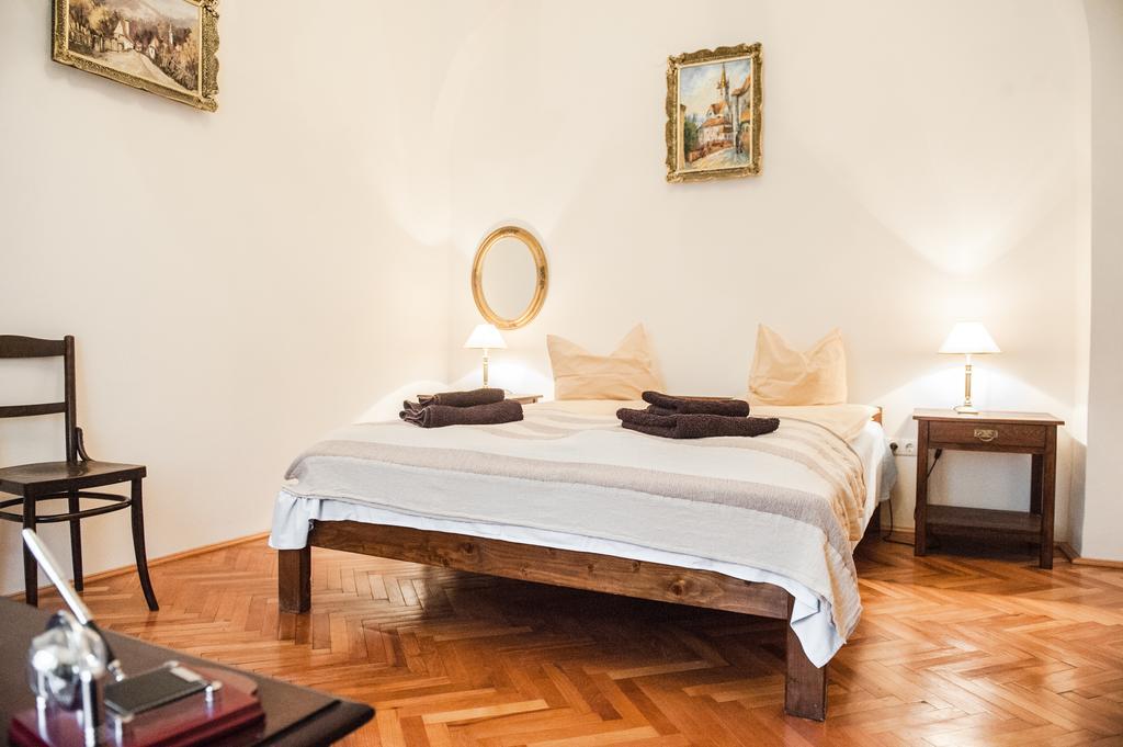 Brukenthal Central Apartments Sibiu Quarto foto