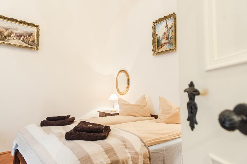 Brukenthal Central Apartments Sibiu Quarto foto