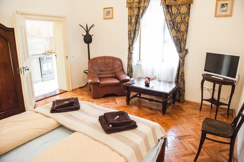 Brukenthal Central Apartments Sibiu Quarto foto
