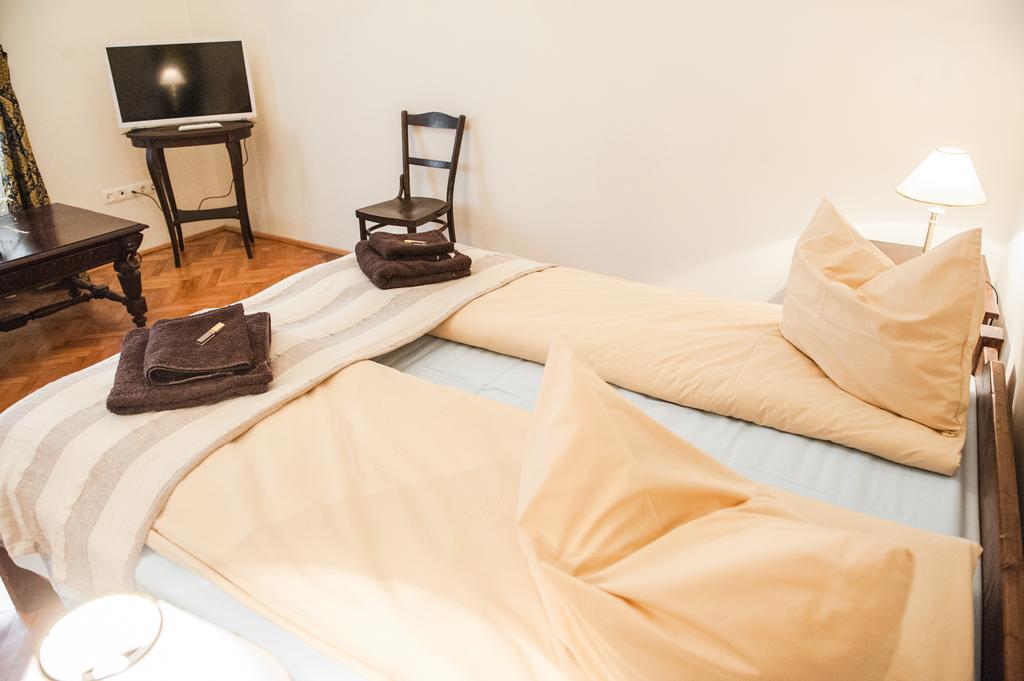 Brukenthal Central Apartments Sibiu Quarto foto