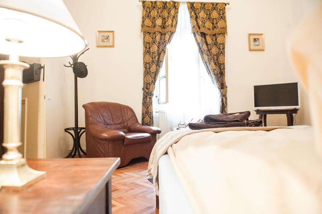 Brukenthal Central Apartments Sibiu Quarto foto
